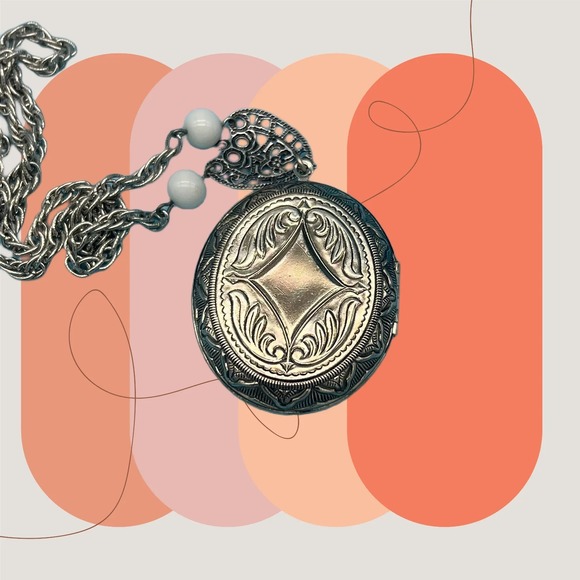3/$20 vintage locket necklace - Picture 2 of 4